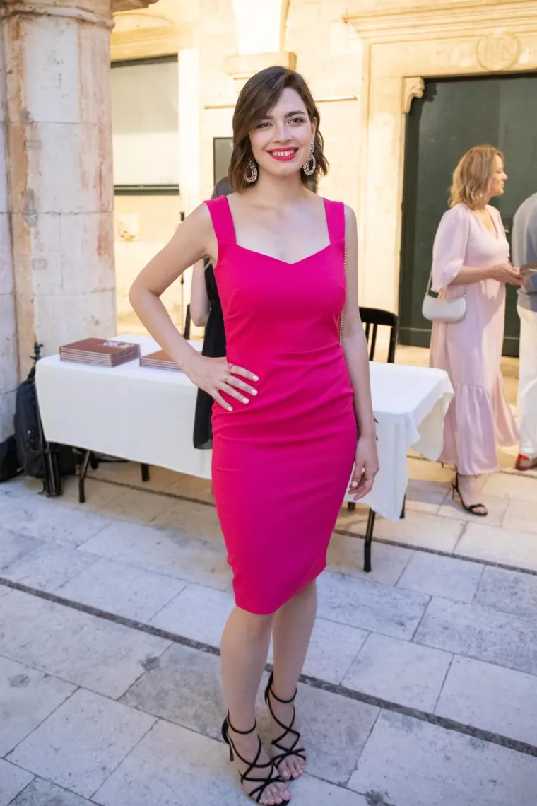 Mia Dim&scaron;ić napravila pomutnju na 'plavom' tepihu Eurosonga, zabljesnula je kao dijamant u skroz netipičnom izdanju za nju