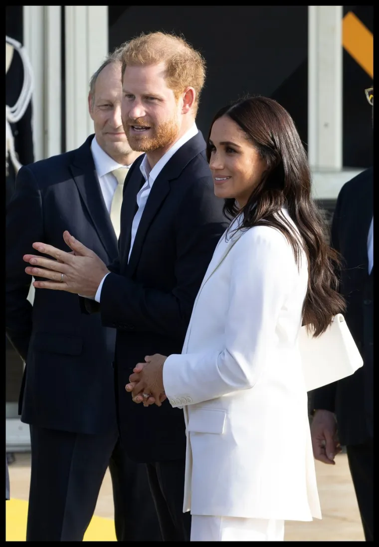 S Megan Markle i princem Harryjem sprda se cijeli svijet nakon njegovih fotki u toplesu: Kad je podigao majicu, internet je eksplodirao