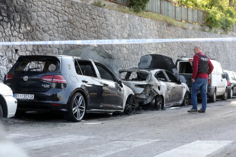 Riječane probudila eksplozija! U vatrenoj buktinji izgorjela dva auta, požar zahvatio jo&scaron; četiri