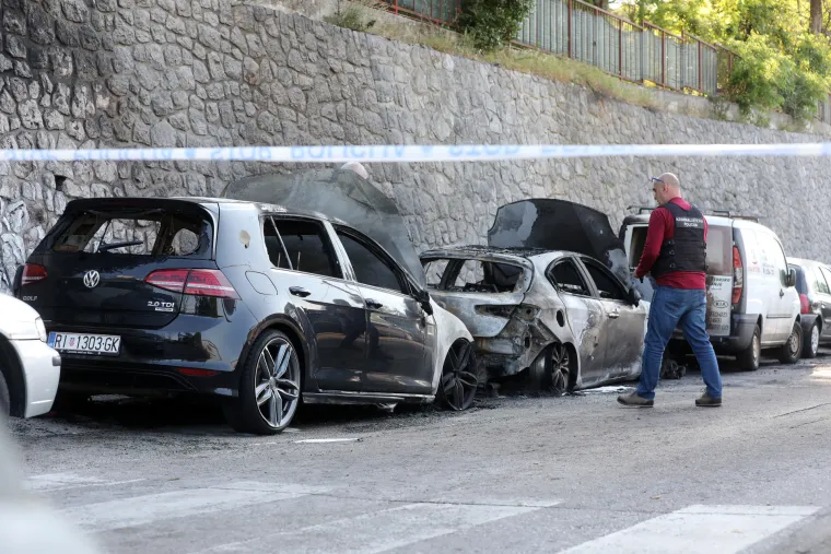 Riječane probudila eksplozija! U vatrenoj buktinji izgorjela dva auta, požar zahvatio jo&scaron; četiri