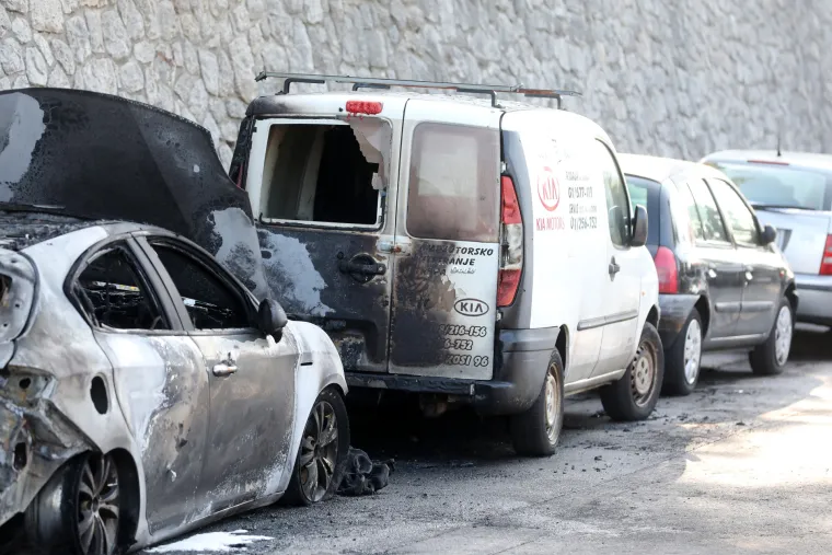 Riječane probudila eksplozija! U vatrenoj buktinji izgorjela dva auta, požar zahvatio jo&scaron; četiri