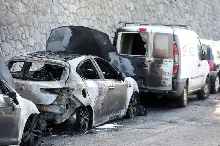 Riječane probudila eksplozija! U vatrenoj buktinji izgorjela dva auta, požar zahvatio jo&scaron; četiri