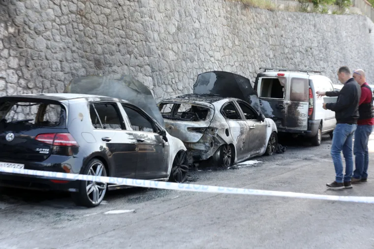 Riječane probudila eksplozija! U vatrenoj buktinji izgorjela dva auta, požar zahvatio jo&scaron; četiri