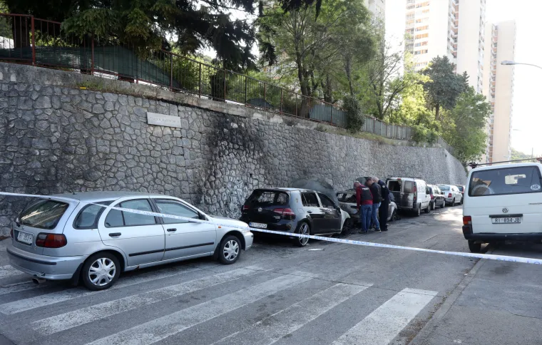 Riječane probudila eksplozija! U vatrenoj buktinji izgorjela dva auta, požar zahvatio jo&scaron; četiri