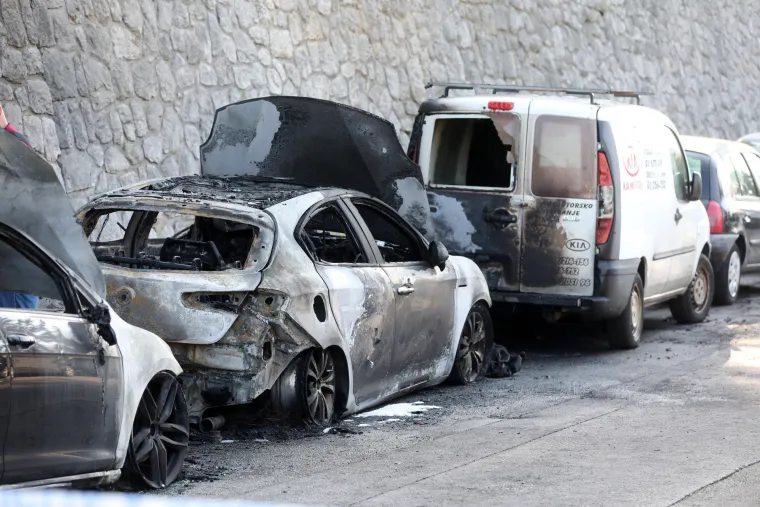 Riječane probudila eksplozija! U vatrenoj buktinji izgorjela dva auta, požar zahvatio jo&scaron; četiri