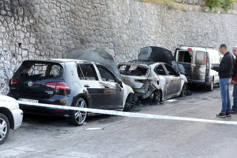 Riječane probudila eksplozija! U vatrenoj buktinji izgorjela dva auta, požar zahvatio jo&scaron; četiri