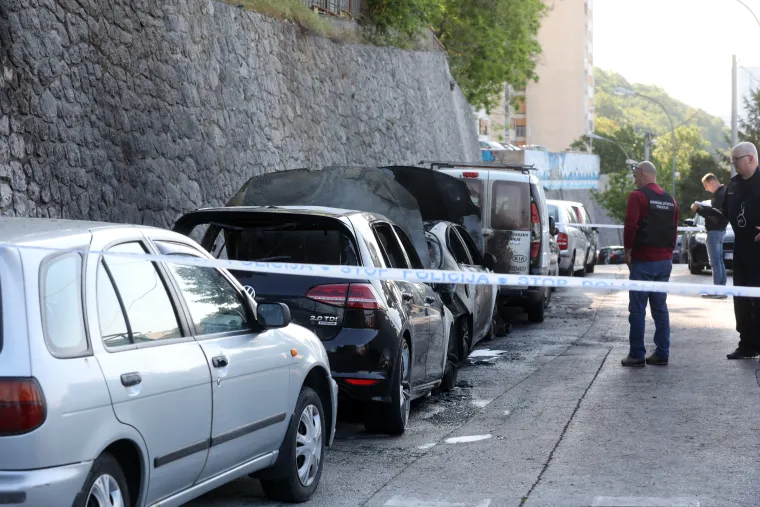 Riječane probudila eksplozija! U vatrenoj buktinji izgorjela dva auta, požar zahvatio jo&scaron; četiri