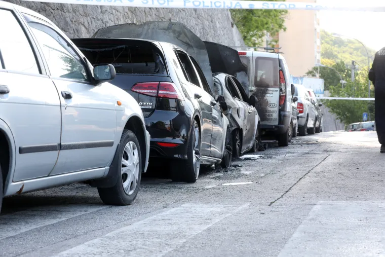 Riječane probudila eksplozija! U vatrenoj buktinji izgorjela dva auta, požar zahvatio jo&scaron; četiri