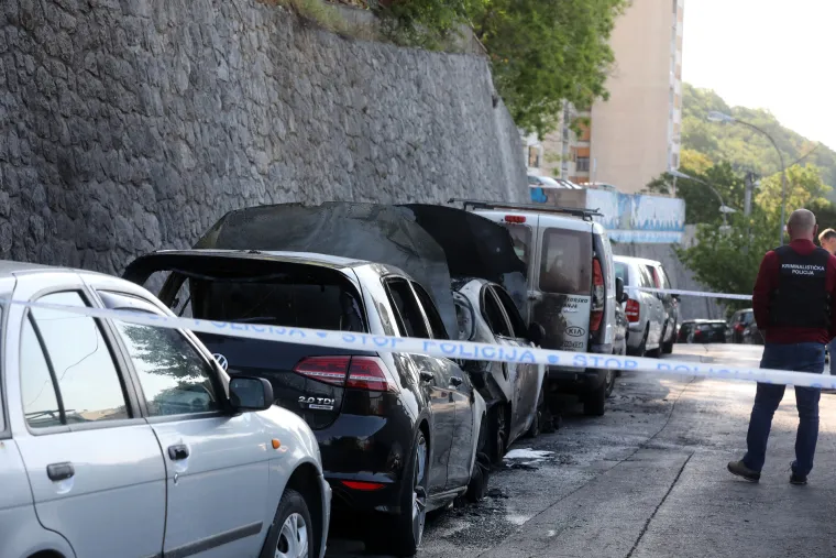 Riječane probudila eksplozija! U vatrenoj buktinji izgorjela dva auta, požar zahvatio jo&scaron; četiri