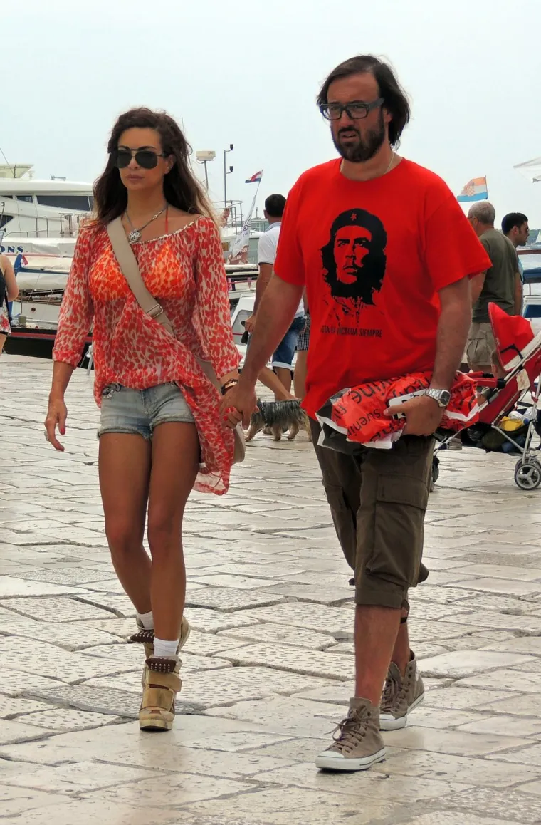 &quot;Miša Grof je došao poslije nekih desetak minuta nakon što mu je javljeno da mu je sin preminuo. Kad je vidio Vidojevo tijelo, počeo je zapomagati na sav glas. Jako mu je bilo teško, sav se slomio u trenutku. Potresna scena. U međuvremenu je došla i Hitna pomoć, koja je mogla samo da konstatirati smrt, tako da nisu ni pokušali reanimaciju. Ljudi iz Hitne su pokušavali smiriti ga i pomoći mu da dođe k sebi, ali nije im uspijevalo. Čak tri sata nisu mogli odvojiti ga od Vidojeva tijela. Sve vrijeme ga je mazio, ljubio i plakao na sav glas. Kad su nekako uspjeli odvojiti ga i odvesti tijelo, Miša je otišao u svoj stan&quot;, kazao je Kurirov izvor. 
