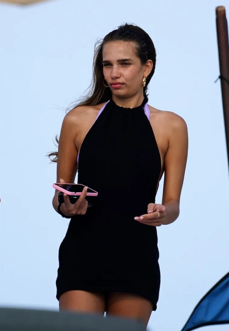 Paparazzi škljocaju sve u 16: Bivša ljubav Brooklyna Beckhama perfektnim tijelom mami uzdahe na plaži