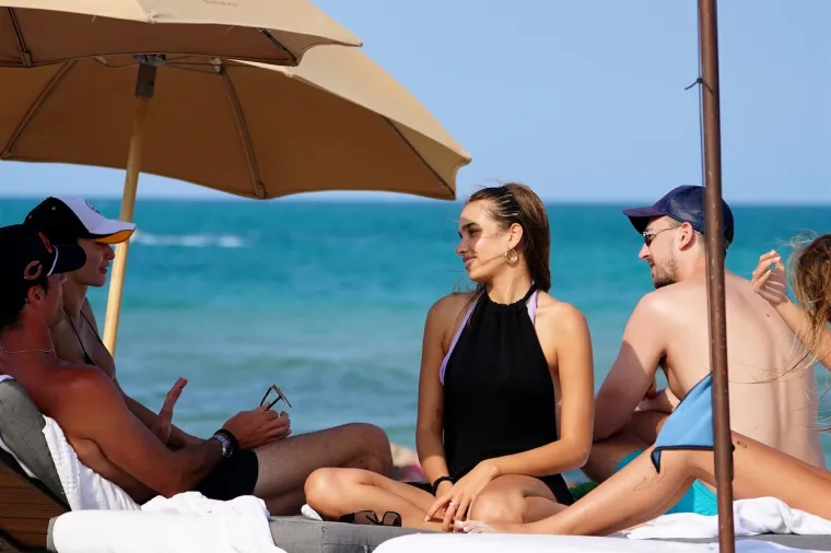 Paparazzi škljocaju sve u 16: Bivša ljubav Brooklyna Beckhama perfektnim tijelom mami uzdahe na plaži