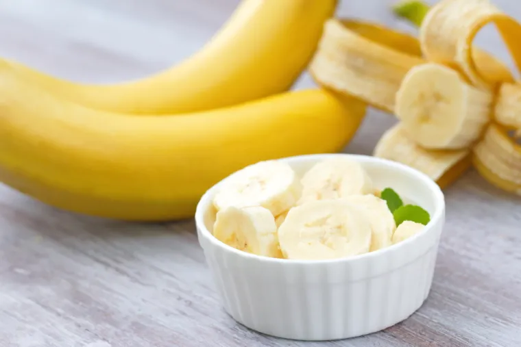 10. Zamotajte banane u foliju: Voće poput banana može prebrzo uvenuti, ali umotavanje peteljki u prozirnu foliju pomoći će im da duže ostanu svježe. To sprječava da plin etilen, koji curi s krajeva, dođe do ostatka banane. To usporava proces zrenja.
