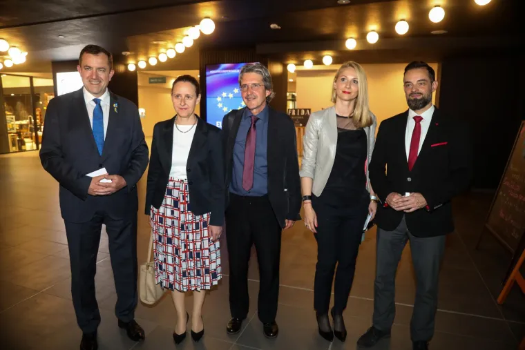 Branka Krstulović oduševila ljepotom koja ne blijedi u rijetkom pojavljivanju sa suprugom: Svi su samo u nju zurili