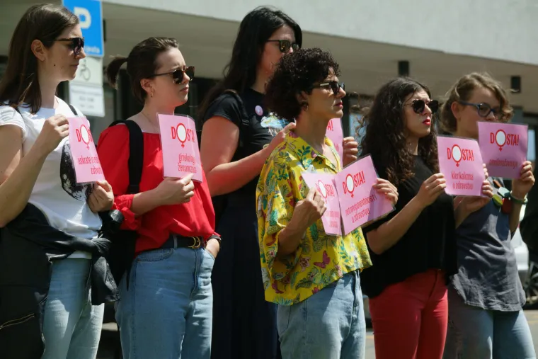 Skupovi podr&scaron;ke diljem Hrvatske. U Rijeci najavili prosvjed te poručili 'Dosta! Ugrožavanja javnog zdravstva i zanemarivanja zdravlja žena!'