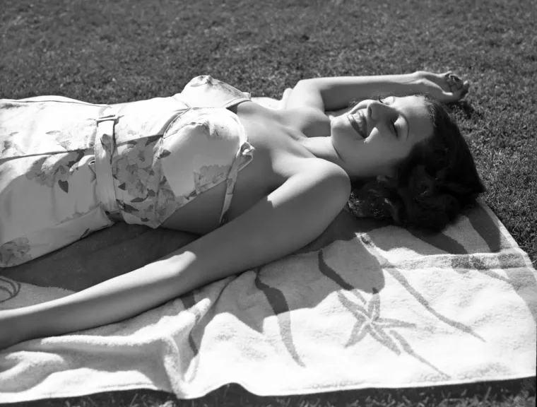 Bila je i prva glumica koja je postala princeza i u stvarnom životu, iako svi misle da je to bila Grace Kelly. Naime, 1949. godine udala za princa Aly Khana. Ništa sretnija nije bila ni u ovom braku, jer je i princ prema njoj bio okrutan. Ipak, u braku su dobili kći Yasmin.
