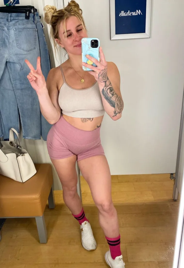 Preopasna i prezgodna. Možda niste znali, ali slavna UFC-ova borkinja veoma često objavljuje golišave slike