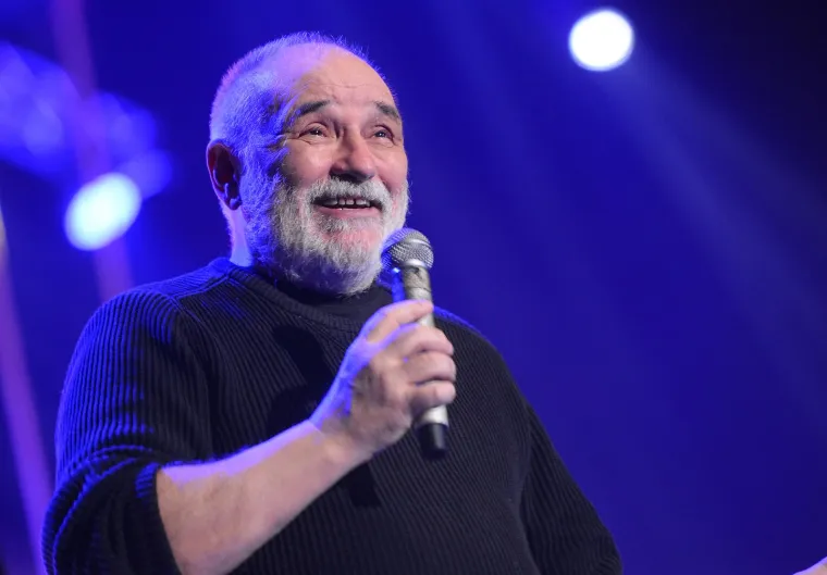 Pjevač je krajem 2019. godine doživio infarkt, nakon čega su mu ugrađeni stenovi. Tada se oglasio na Facebooku: &quot;Bio sam u nekoj maloj frkici. Bio sam četiri dana u bolnici. Nisam imao operaciju na otvorenom srcu. Malo sam dotjeran, stvarno imamo najbolji institut za kardiovaskularne bolesti u Kamenici... Dobio sam četiri stentića. Rekli su da ću moći trčati. Ne vjerujem... Imam sto godina! Ali se nadam da ću moći nastaviti gdje smo stali i da još neke vrijeme neću dobiti ulicu u Novom Sadu&quot;, rekao je tada pjevač. Iza njega su ostale brojne prelijepe pjesme, no glazbenik će ostati zapamćen po duhovitom stavu i simpatičnim dosjetkama. 