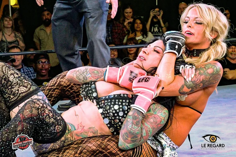 MMA u donjem rublju se vratio u Las Vegas: Pogledajte kako to izgleda kada se gotovo gole djevojke potuku u kavezu