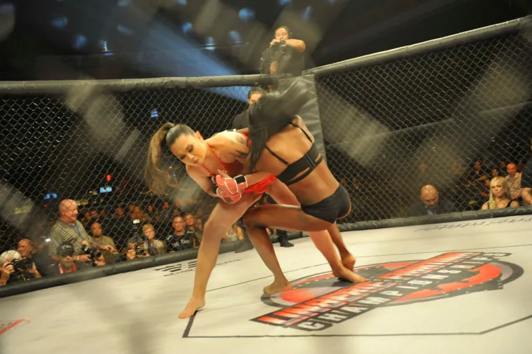 MMA u donjem rublju se vratio u Las Vegas: Pogledajte kako to izgleda kada se gotovo gole djevojke potuku u kavezu