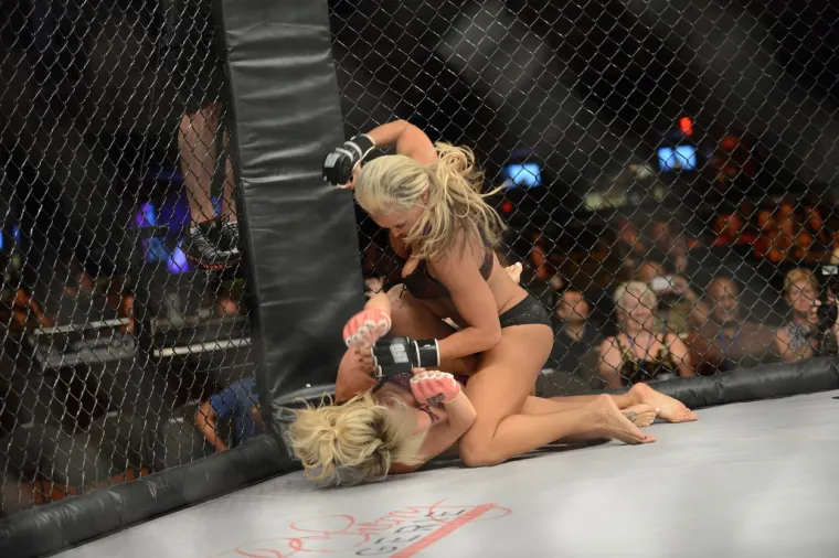 MMA u donjem rublju se vratio u Las Vegas: Pogledajte kako to izgleda kada se gotovo gole djevojke potuku u kavezu