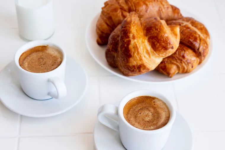 1. Espresso: Gore za muškarce nego za žene:  Pravljenje espressa uključuje tjeranje tople vode pod visokim pritiskom kroz gusto zbijeni talog kave. Kave kao što su latte, macchiato i Americano sadrže espresso. U istraživanju su oni koji su svaki dan pili između tri i pet espresso kava imali značajno veću vjerojatnost da će imati višu razinu kolesterola od onih koji nisu. Žene koje su pile ovu količinu pokazale su razinu kolesterola za 0,09 mmol/L (milimola po litri krvi) više, ali muškarci koji su konzumirali istu količinu pokazali su gotovo dvostruko povećanje - 0,16 mmol/L. Zdrava razina kolesterola je ispod 5 mmol/L.
