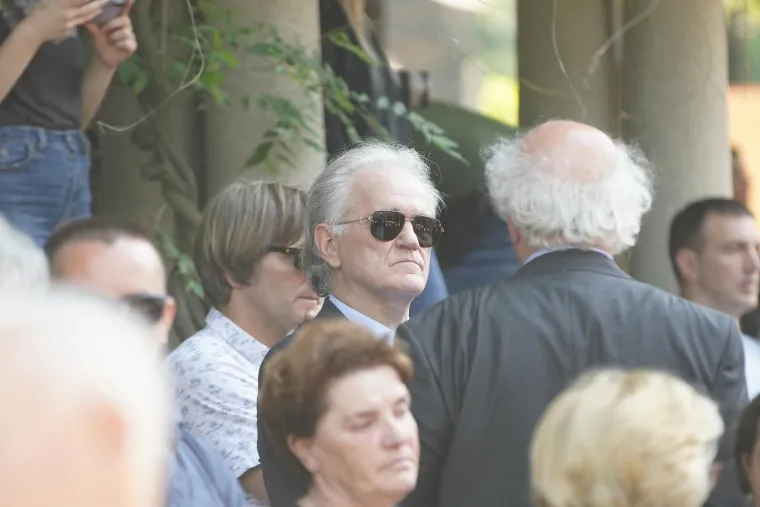 Pokopan je Vidoje Ristović: Neutje&scaron;na Nikolina Pi&scaron;ek nije prestajala plakati, prizori lome srce