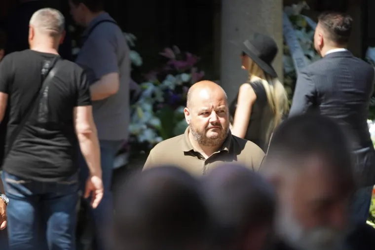 Pokopan je Vidoje Ristović: Neutje&scaron;na Nikolina Pi&scaron;ek nije prestajala plakati, prizori lome srce