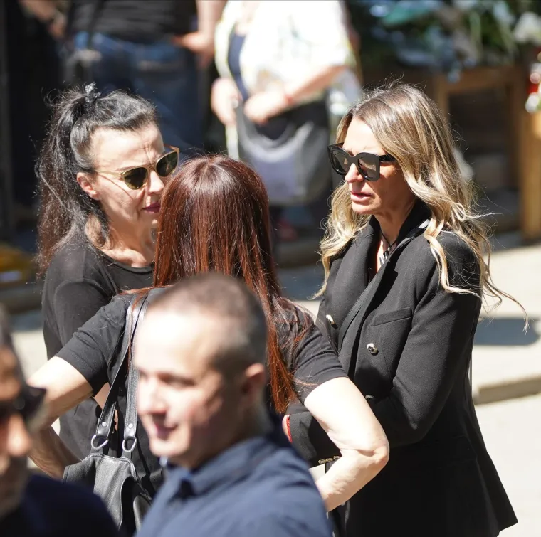 Pokopan je Vidoje Ristović: Neutje&scaron;na Nikolina Pi&scaron;ek nije prestajala plakati, prizori lome srce