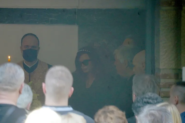 Pokopan je Vidoje Ristović: Neutje&scaron;na Nikolina Pi&scaron;ek nije prestajala plakati, prizori lome srce