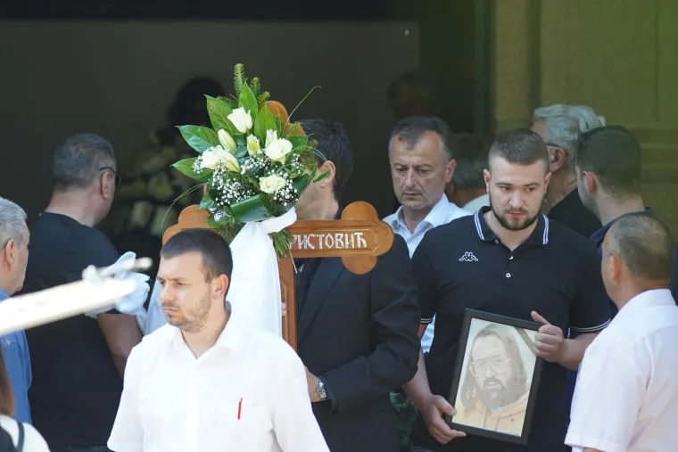 Pokopan je Vidoje Ristović: Neutje&scaron;na Nikolina Pi&scaron;ek nije prestajala plakati, prizori lome srce