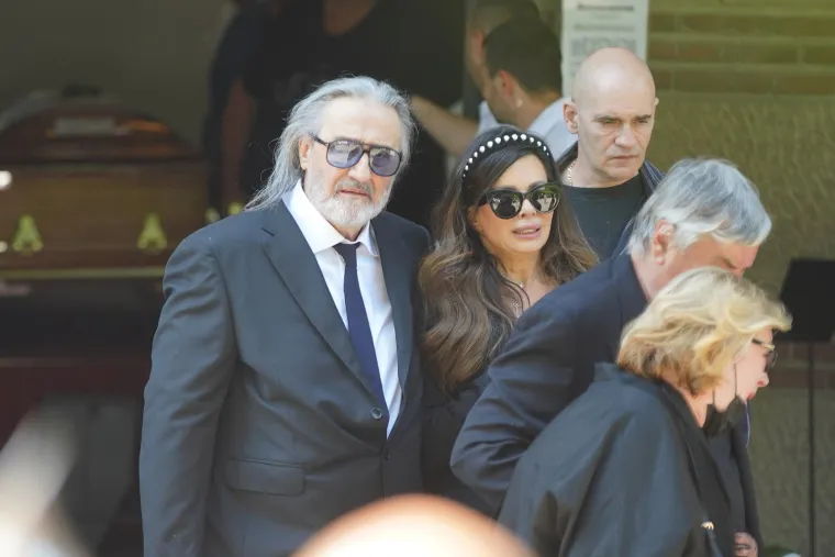 Pokopan je Vidoje Ristović: Neutje&scaron;na Nikolina Pi&scaron;ek nije prestajala plakati, prizori lome srce