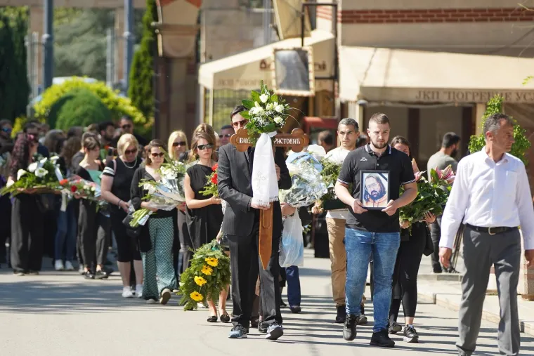 Pokopan je Vidoje Ristović: Neutje&scaron;na Nikolina Pi&scaron;ek nije prestajala plakati, prizori lome srce
