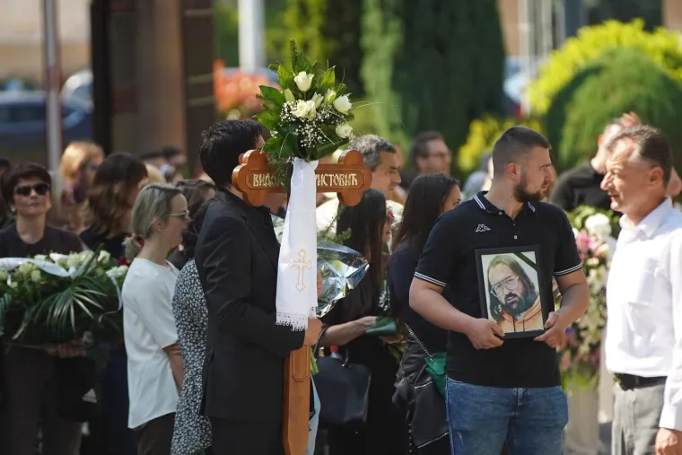 Pokopan je Vidoje Ristović: Neutje&scaron;na Nikolina Pi&scaron;ek nije prestajala plakati, prizori lome srce