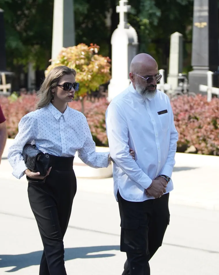 Pokopan je Vidoje Ristović: Neutje&scaron;na Nikolina Pi&scaron;ek nije prestajala plakati, prizori lome srce