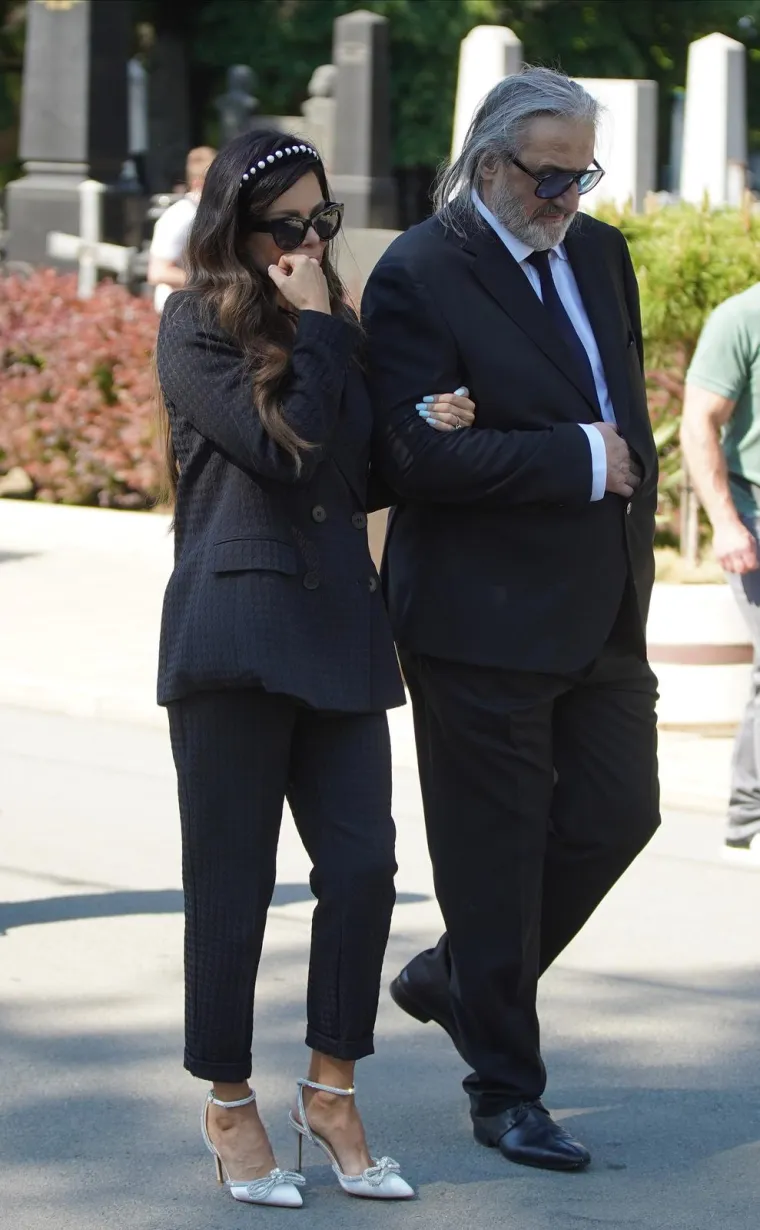 Pokopan je Vidoje Ristović: Neutje&scaron;na Nikolina Pi&scaron;ek nije prestajala plakati, prizori lome srce