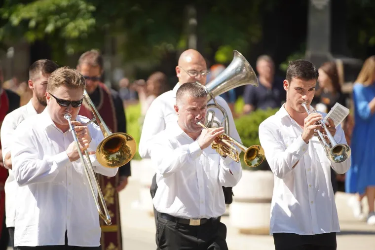 Pokopan je Vidoje Ristović: Neutje&scaron;na Nikolina Pi&scaron;ek nije prestajala plakati, prizori lome srce