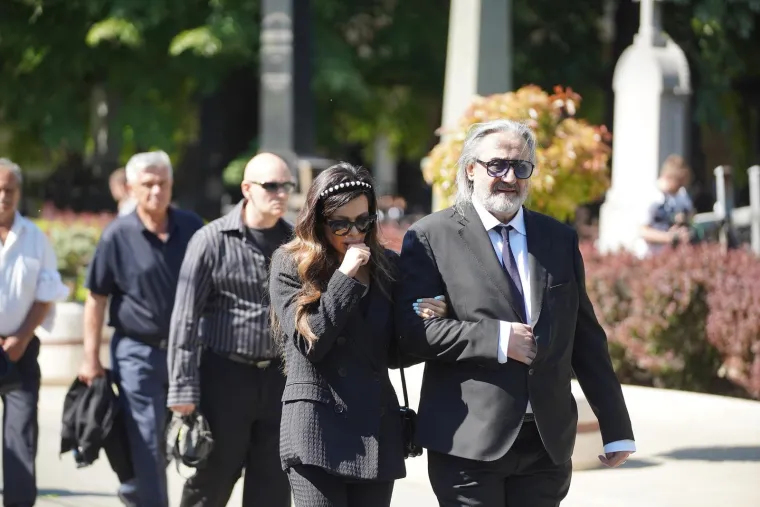 Pokopan je Vidoje Ristović: Neutje&scaron;na Nikolina Pi&scaron;ek nije prestajala plakati, prizori lome srce