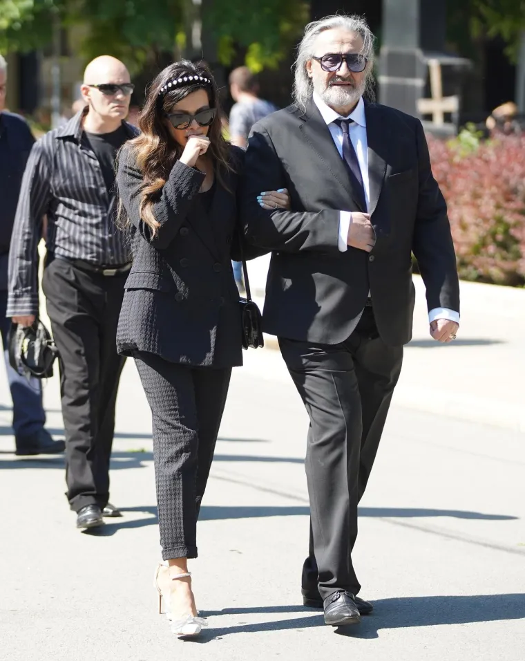 Pokopan je Vidoje Ristović: Neutje&scaron;na Nikolina Pi&scaron;ek nije prestajala plakati, prizori lome srce