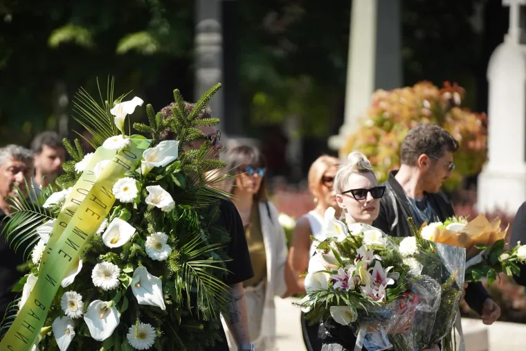 Pokopan je Vidoje Ristović: Neutje&scaron;na Nikolina Pi&scaron;ek nije prestajala plakati, prizori lome srce