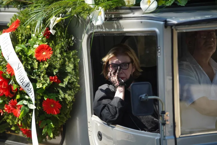 Pokopan je Vidoje Ristović: Neutje&scaron;na Nikolina Pi&scaron;ek nije prestajala plakati, prizori lome srce