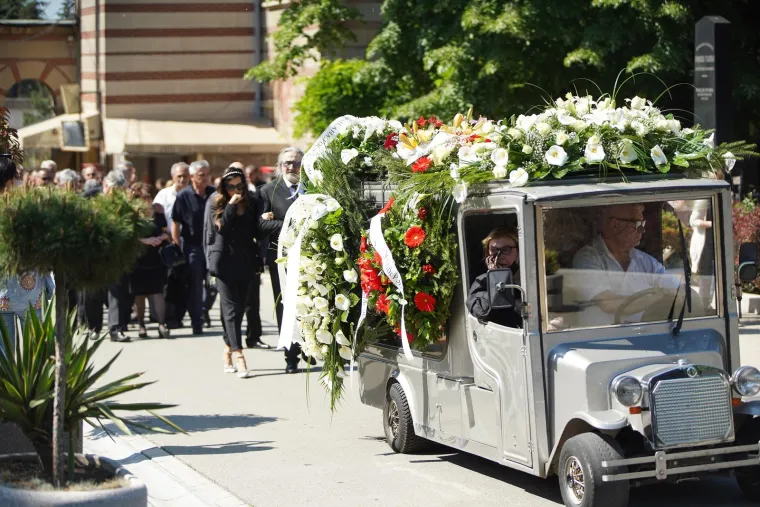 Pokopan je Vidoje Ristović: Neutje&scaron;na Nikolina Pi&scaron;ek nije prestajala plakati, prizori lome srce