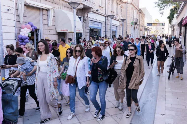 Prosvjed podrške Mireli Čavajdi u Splitu: Odgovorni su dobili moćnu poruku građana, pogledajte ovo