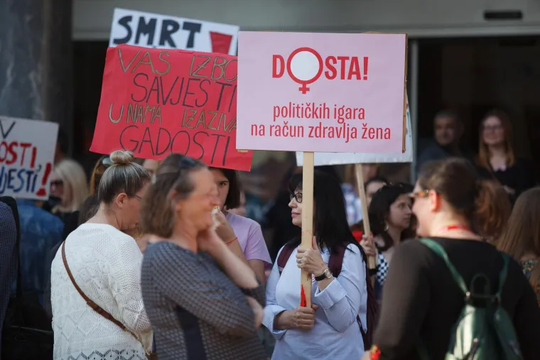 Rijeka je bijesna: Pogledajte brutalne poruke s prosvjeda podrške Mireli Čavajdi