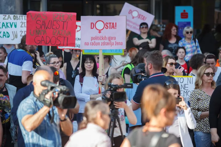 Rijeka je bijesna: Pogledajte brutalne poruke s prosvjeda podrške Mireli Čavajdi