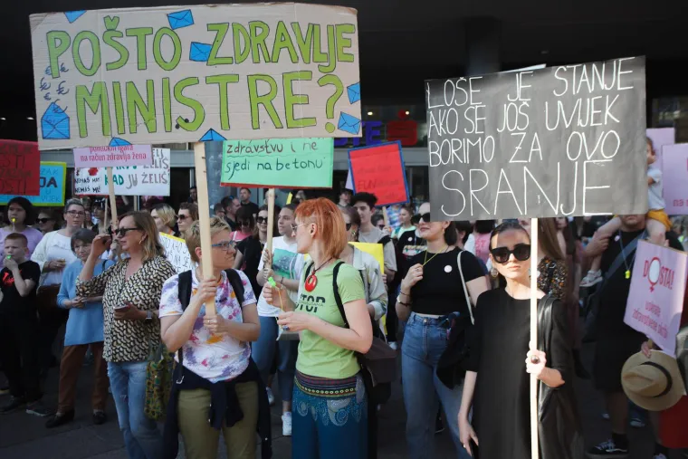 Rijeka je bijesna: Pogledajte brutalne poruke s prosvjeda podrške Mireli Čavajdi