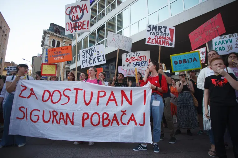Rijeka je bijesna: Pogledajte brutalne poruke s prosvjeda podrške Mireli Čavajdi