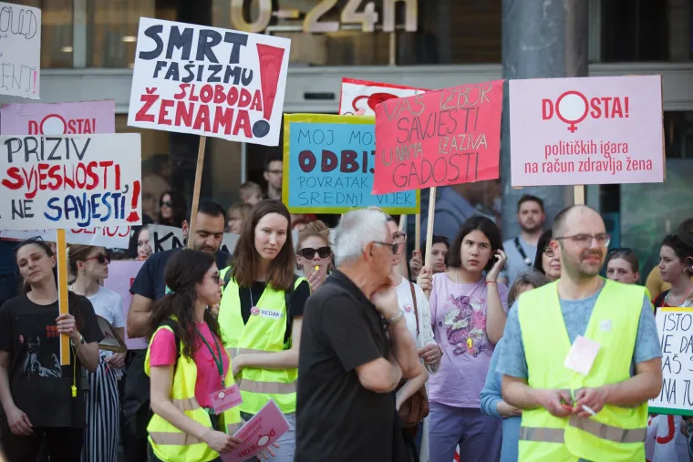 Rijeka je bijesna: Pogledajte brutalne poruke s prosvjeda podrške Mireli Čavajdi