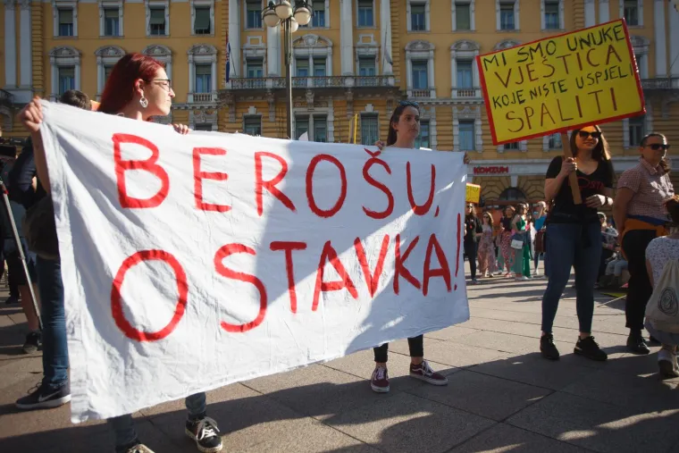 Rijeka je bijesna: Pogledajte brutalne poruke s prosvjeda podrške Mireli Čavajdi