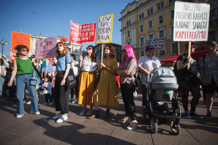 Rijeka je bijesna: Pogledajte brutalne poruke s prosvjeda podrške Mireli Čavajdi